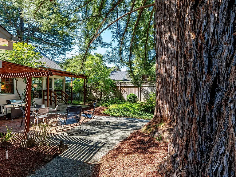 742 Austin Ave — Photo 45