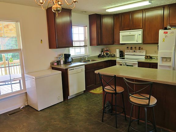 5th image of 694 Lakeview Dr