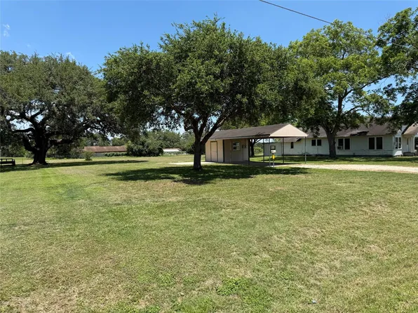W Fairwinds St, Hallettsville, TX 77964