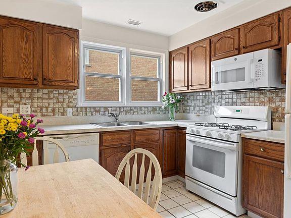 4th image of 8920 Lamon Ave #2B