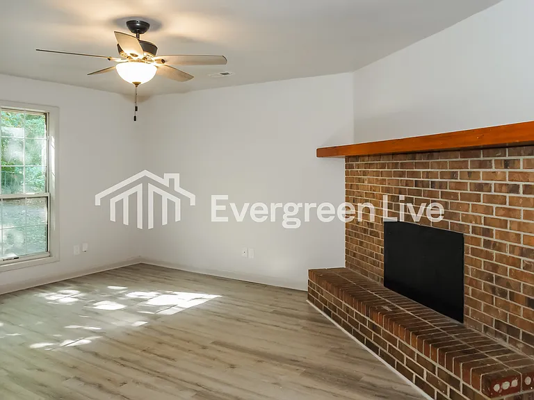 917 Bedford Dr SW — Photo 2