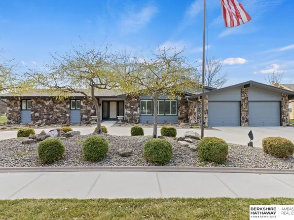 5916 Oak Hills Dr, Omaha, NE 68137