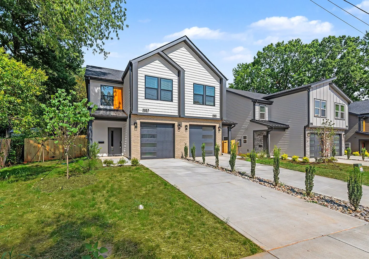 Bright & Modern Townhome in Westerly Hills — Photo 1