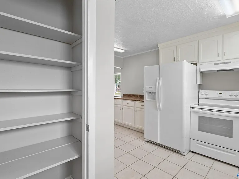 2406 Yorkshire Dr SW — Photo 17