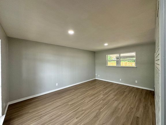 3rd image of 3204 Lake Rd