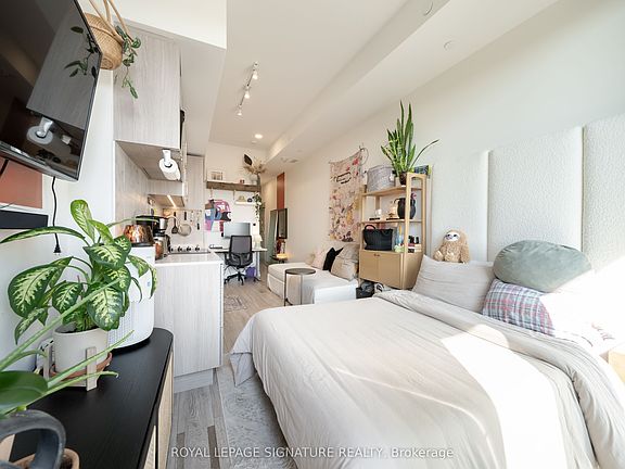 3rd image of 2020 Bathurst St #929