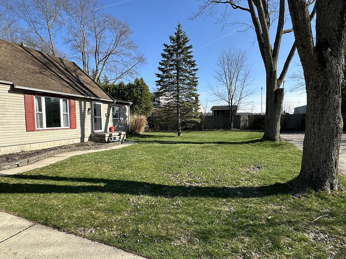 Building Photo - 825 Gargantua Ave
