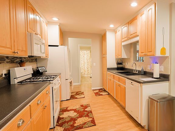 5th image of 684 Townsend Ln
