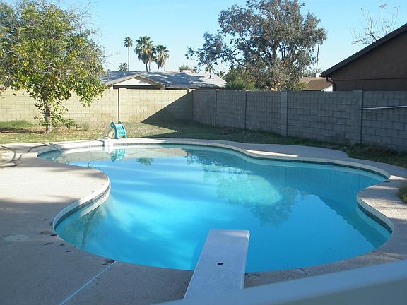 4th image of 2831 E North Ln