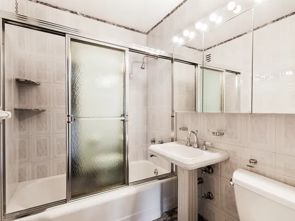 3935 Blackstone Avenue image 12 of 17