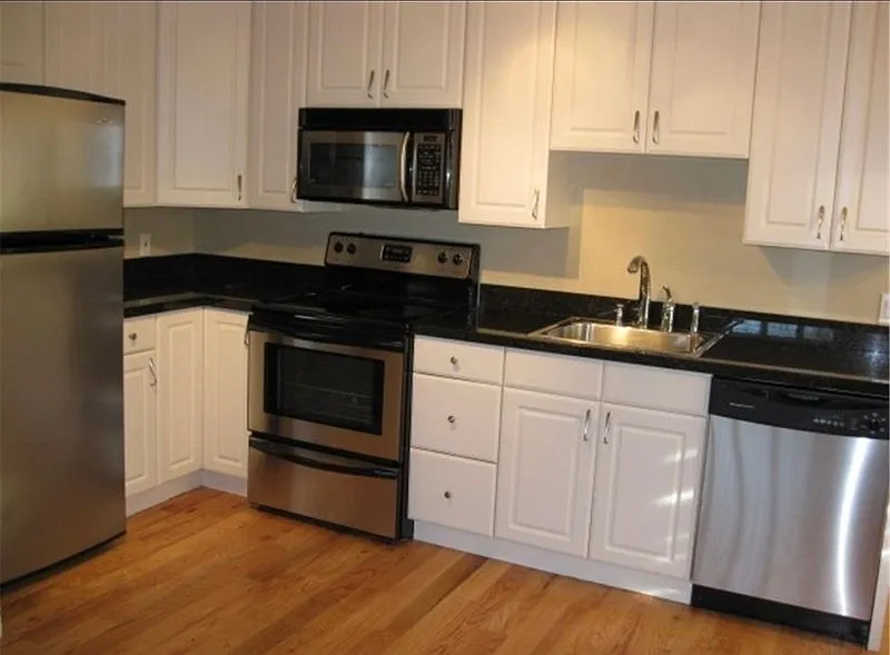 Downtown two bedrooms in the Avenues — Photo 4