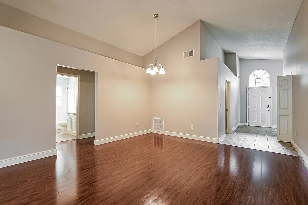 3 bed, 2.0 bath, 1456 sqft, $2,335 — Photo 4