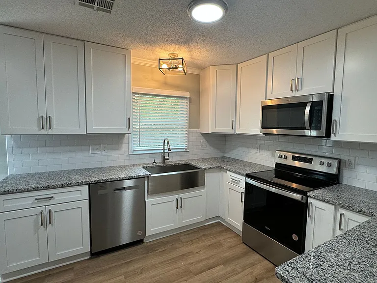 2434 Oxford Dr — Photo 8
