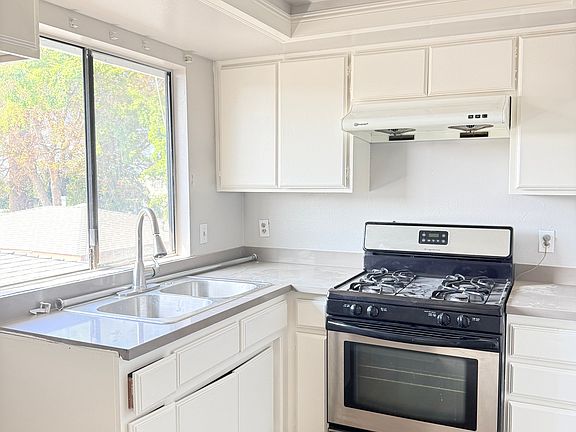 3rd image of 927 S Charlotte Ave #E