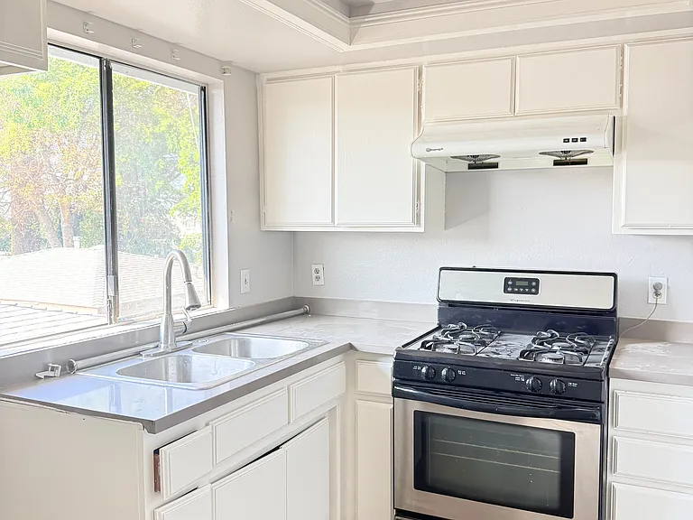 927 S Charlotte Ave #E — Photo 3