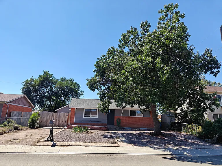 2534 Ivanhoe Dr — Photo 1