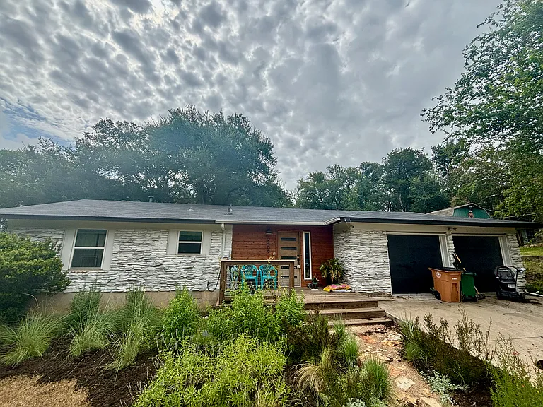 2409 Princeton Dr — Photo 2