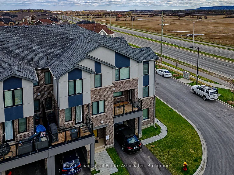 488 Bellflower Ct — Photo 2
