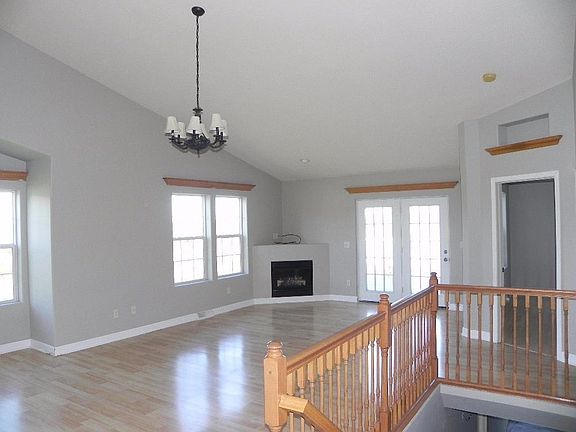 5th image of 303 E Haven Dr