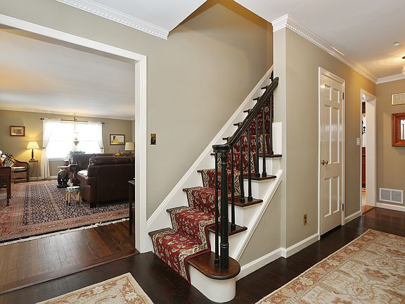 2nd image of 9 Old Farm Ln