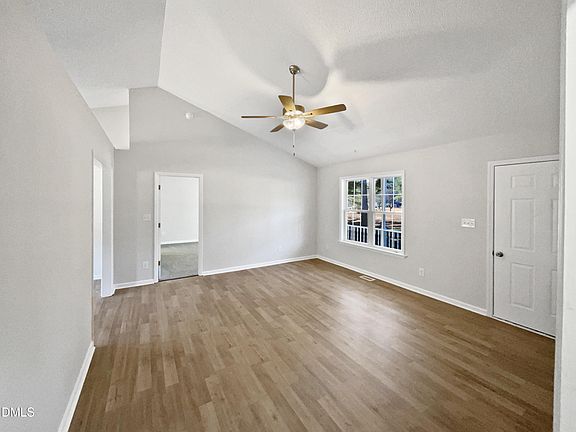 4th image of 165 Sommerset Dr