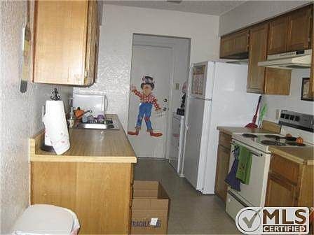 4th image of 802 White Rock St