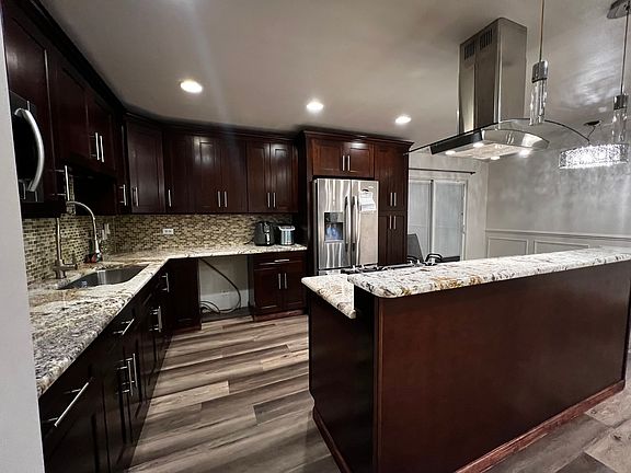 3rd image of 6894 Hawthorne Ln