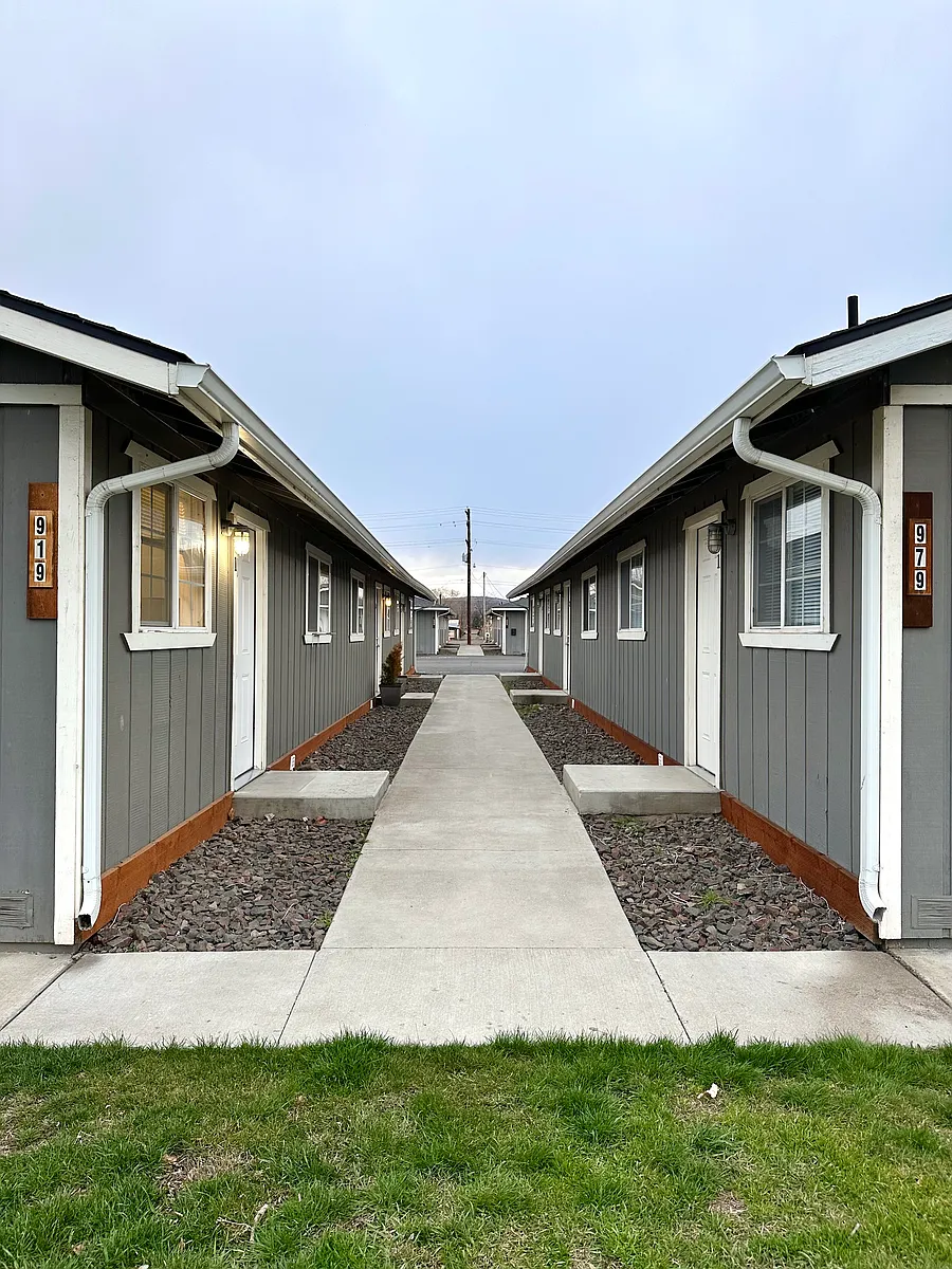 Photo 2 of 11 - 919 NW Ewen St #1 - Prineville, OR Building Photo - 919 NW Ewen St #1