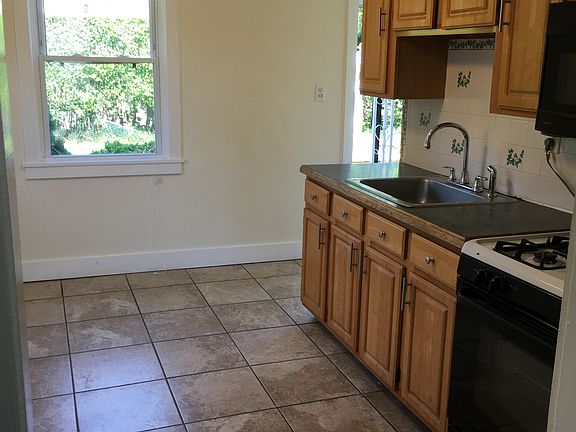 3rd image of 8 High Ridge Dr