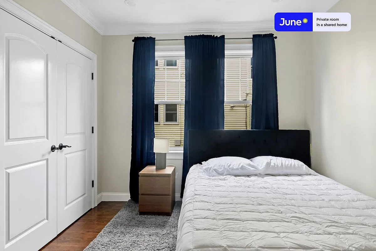Queen bedroom in 4 bed/1.5 bath home in Brighton #569 C — Photo 3