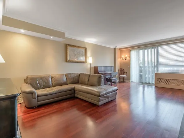 111 Cherry Valley Avenue #M4, Garden City, NY 11530