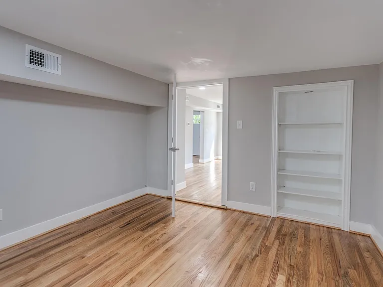 118 E Monmouth St — Photo 7