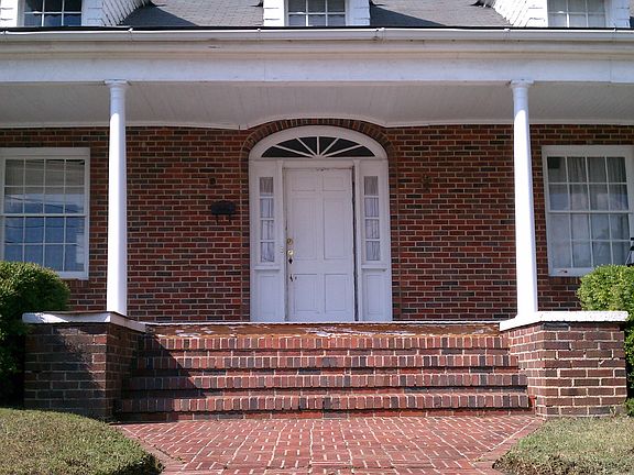 2nd image of 104 E Franklin St