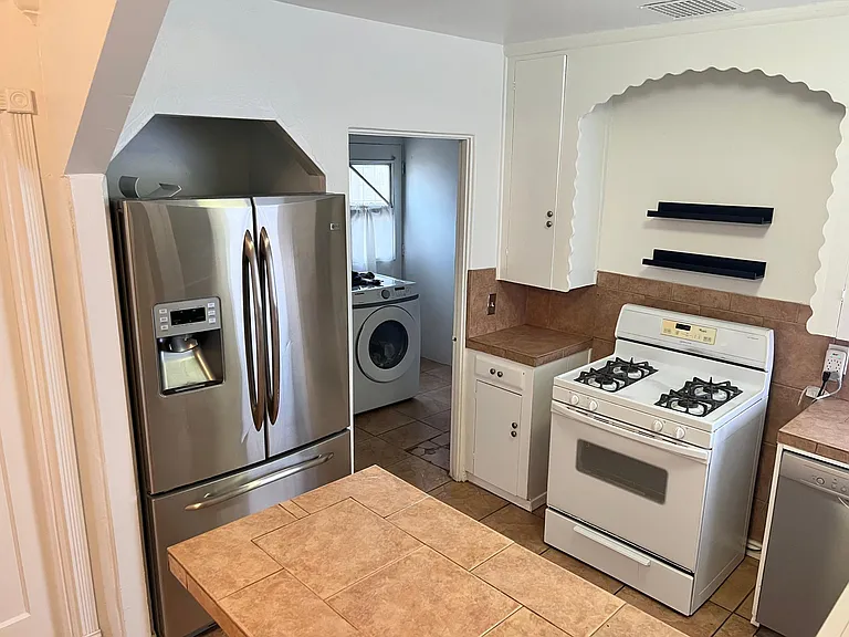 1811 N Whittier Dr — Photo 4