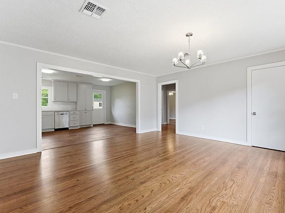 4th image of 104 Windsor St