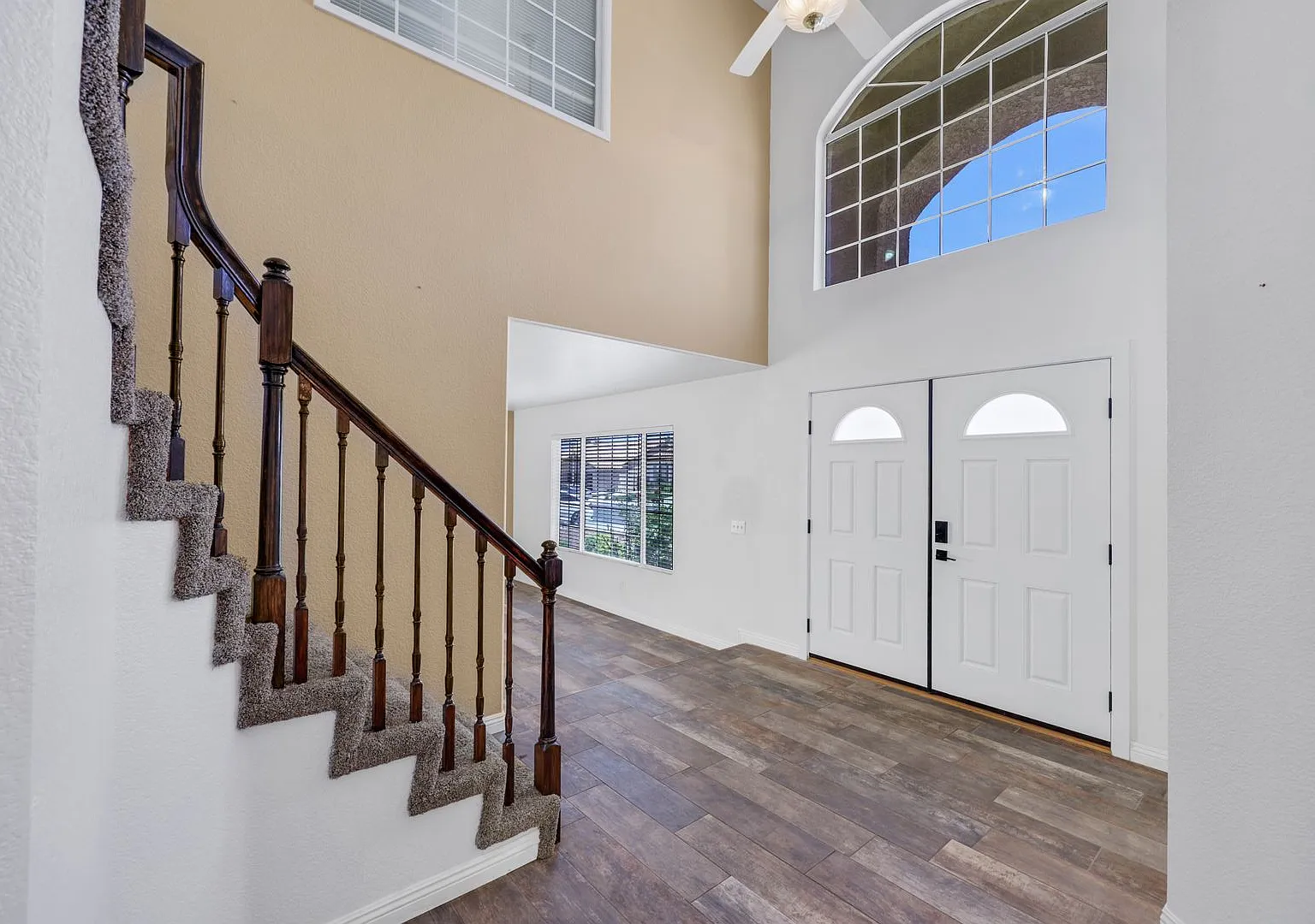 Large home with pool! — Photo 2