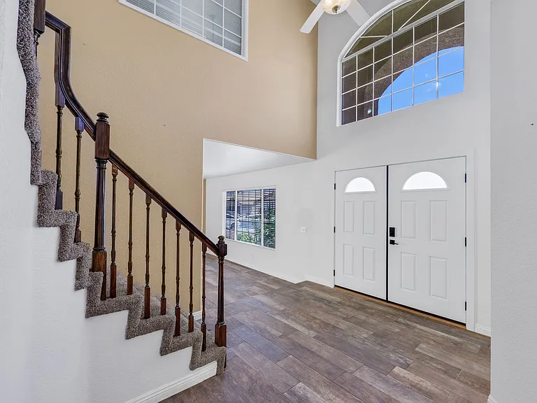 815 Stillwater Ln — Photo 2