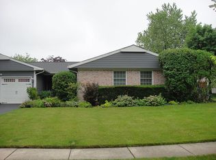 1054 Parker Ln, Buffalo Grove, IL 60089