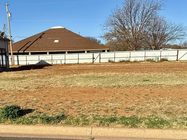 1302 Peoria St, Slaton, TX 79364