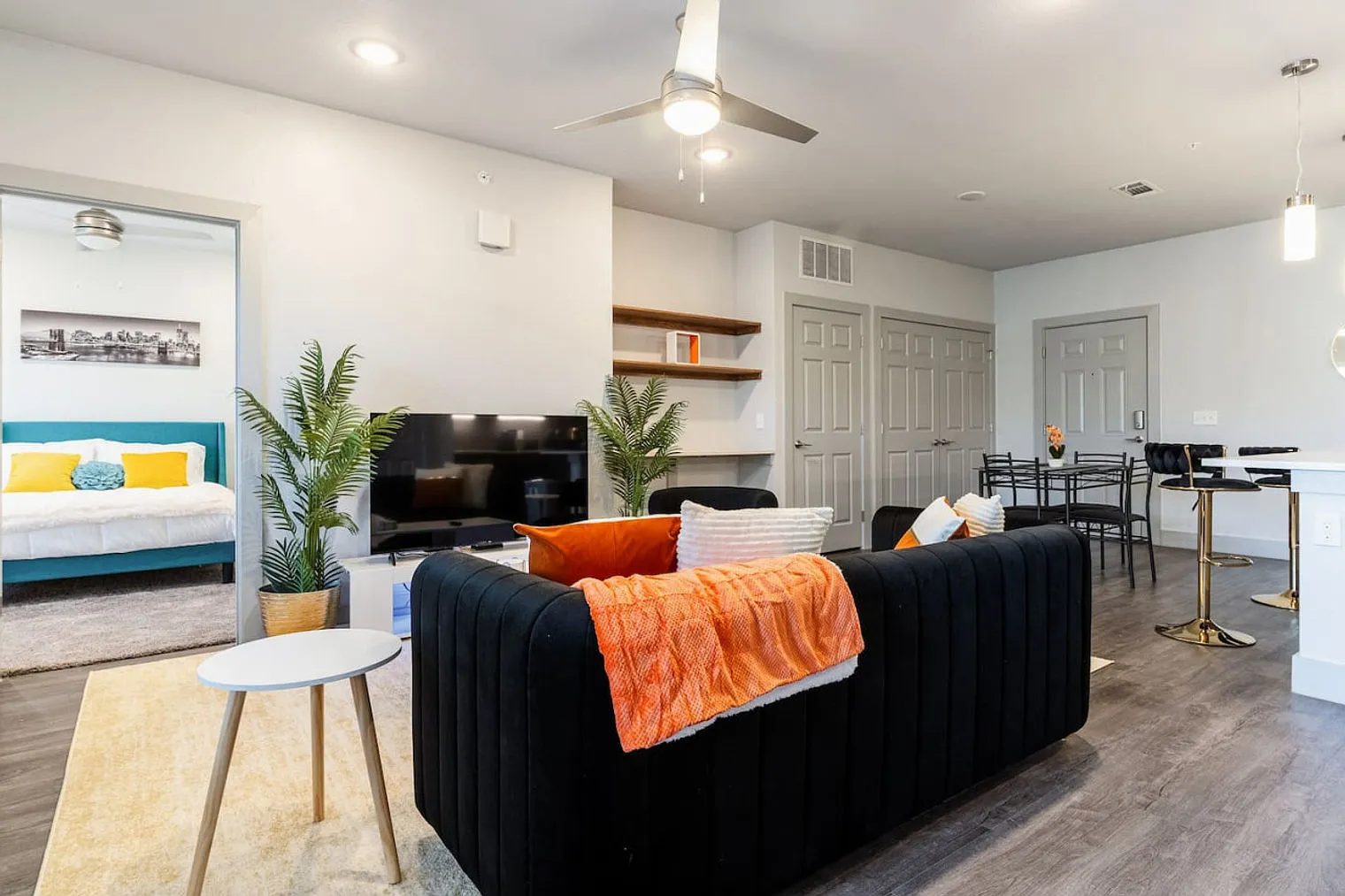 2 bed, 2.0 bath, 1162 sqft, $5,500 — Photo 3