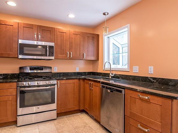 2nd image of 355 Larkspur St
