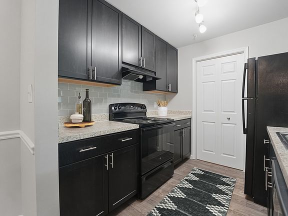 Elevate your lifestyle at Eagle Rock Apartments at Abingdon. This modern kitchen features sleek cabinetry, stainless steel appliances, and stylish finishes perfect for culinary enthusiasts. Don't miss your chance to call this homeschedule a tour today!