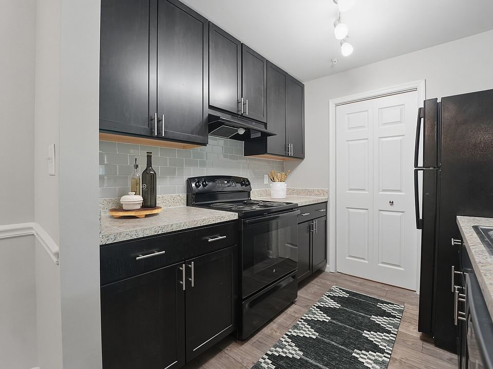 Elevate your lifestyle at Eagle Rock Apartments at Abingdon. This modern kitchen features sleek cabinetry, stainless steel appliances, and stylish finishes perfect for culinary enthusiasts. Don't miss your chance to call this homeschedule a tour today!