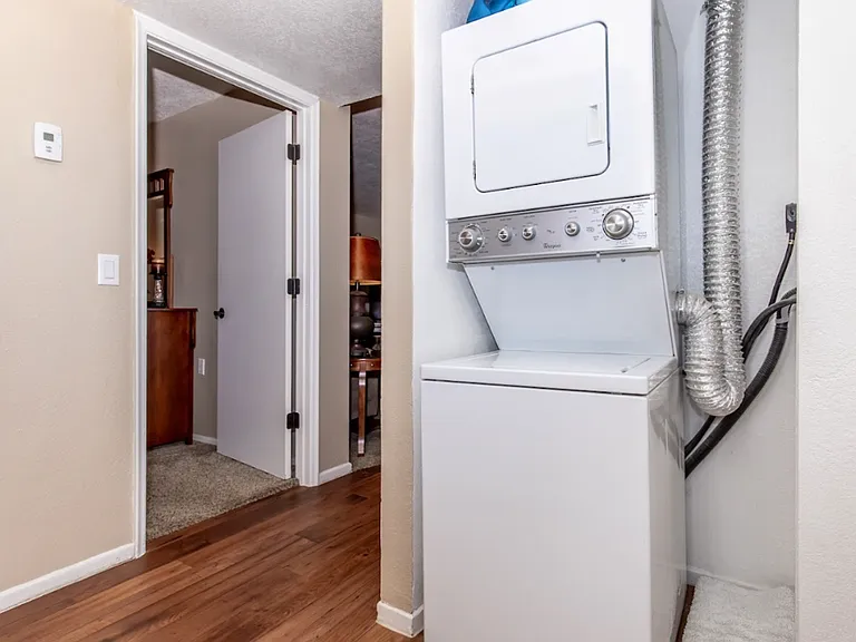 Broadway Proper Apartment ** One Month Free**W/D Included — Photo 30