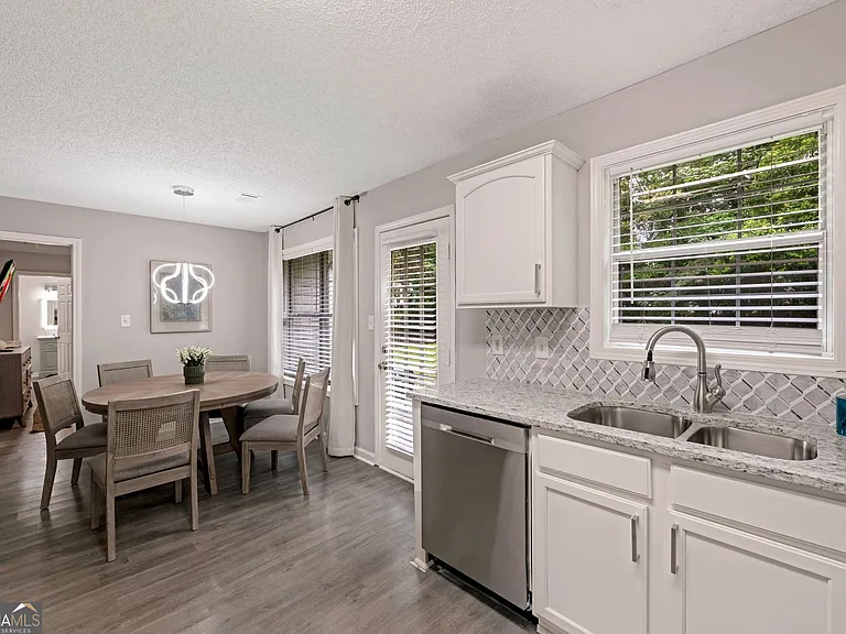 6839 Sandy Creek Dr — Photo 11