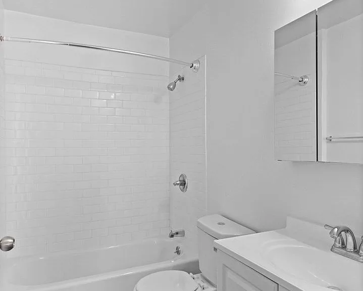 1725 Grismer Ave — Photo 16