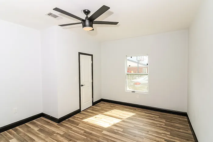 1433 Willow Dr — Photo 11