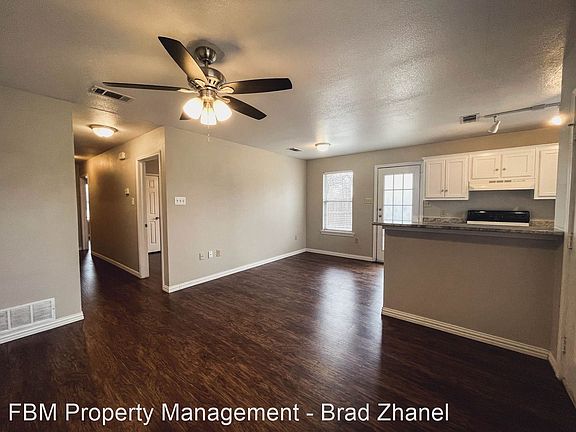 3rd image of 221 E Lamar St