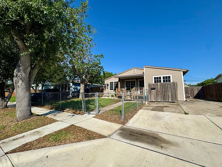 746 Lansdown Dr — Photo 3