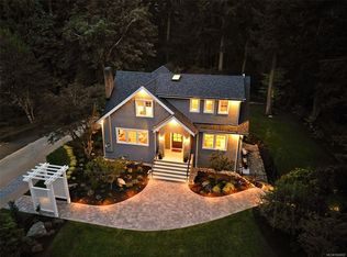 2535 Queenswood Dr, Saanich, BC V8N 1X4